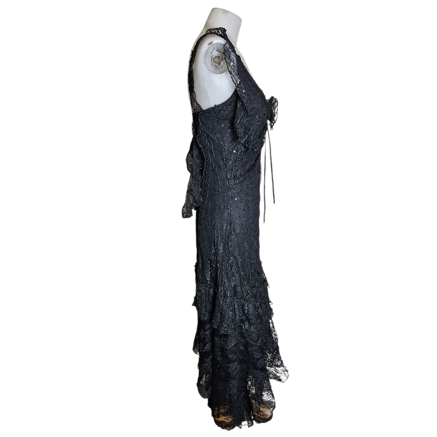 Robe en dentelle noire à volants