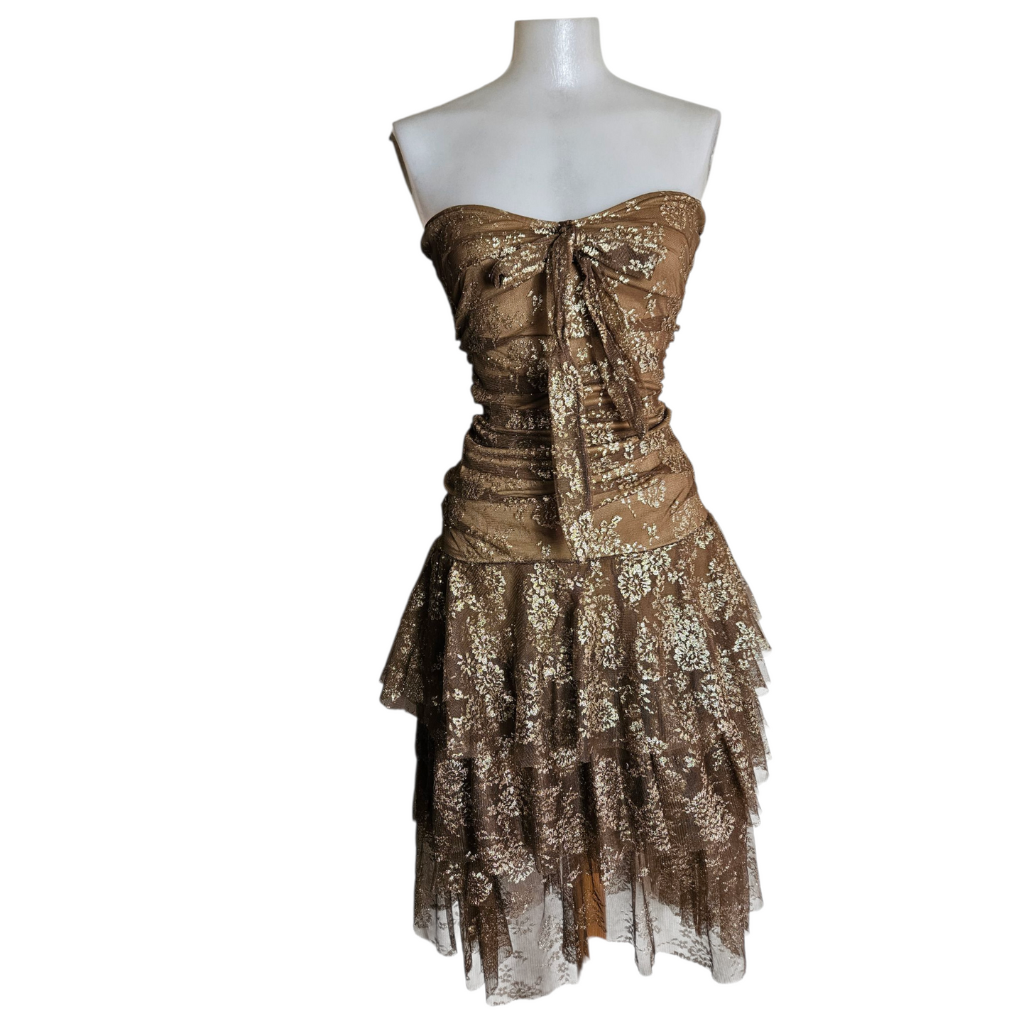 Robe en dentelle marron et dorée
