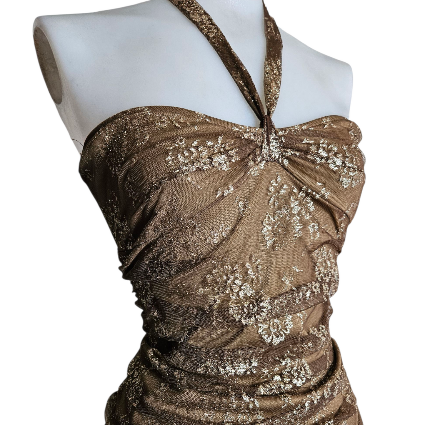 Robe en dentelle marron et dorée
