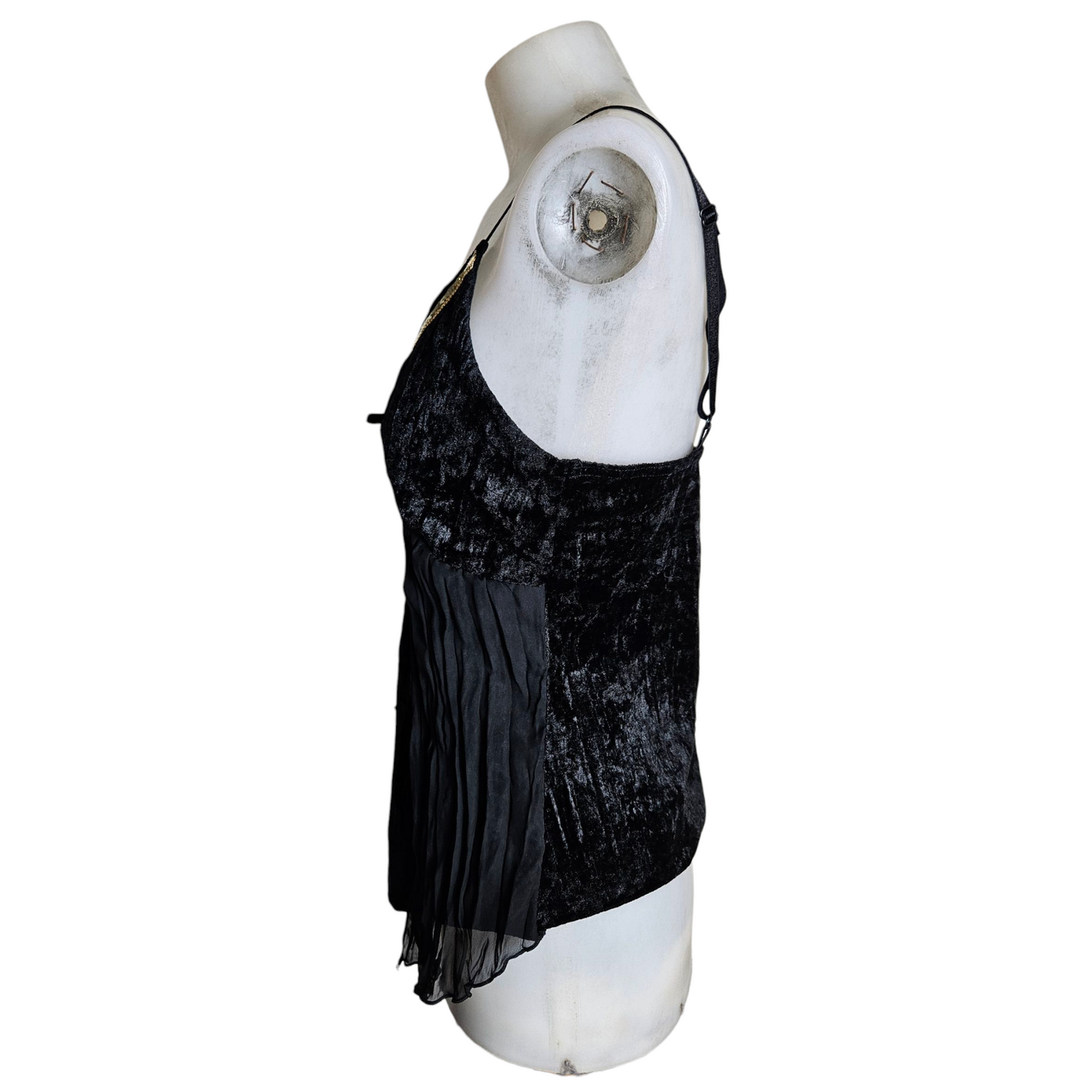 Haut noir en velours froissé et voile