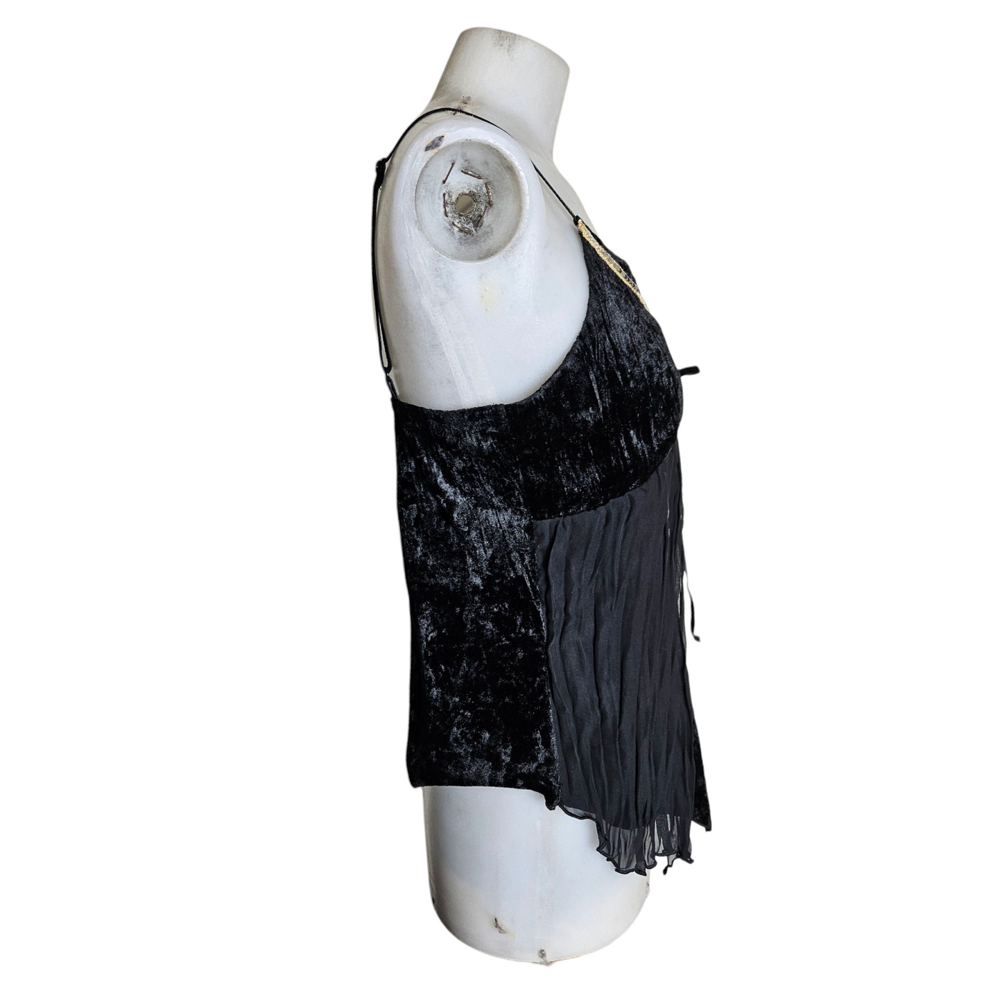 Haut noir en velours froissé et voile
