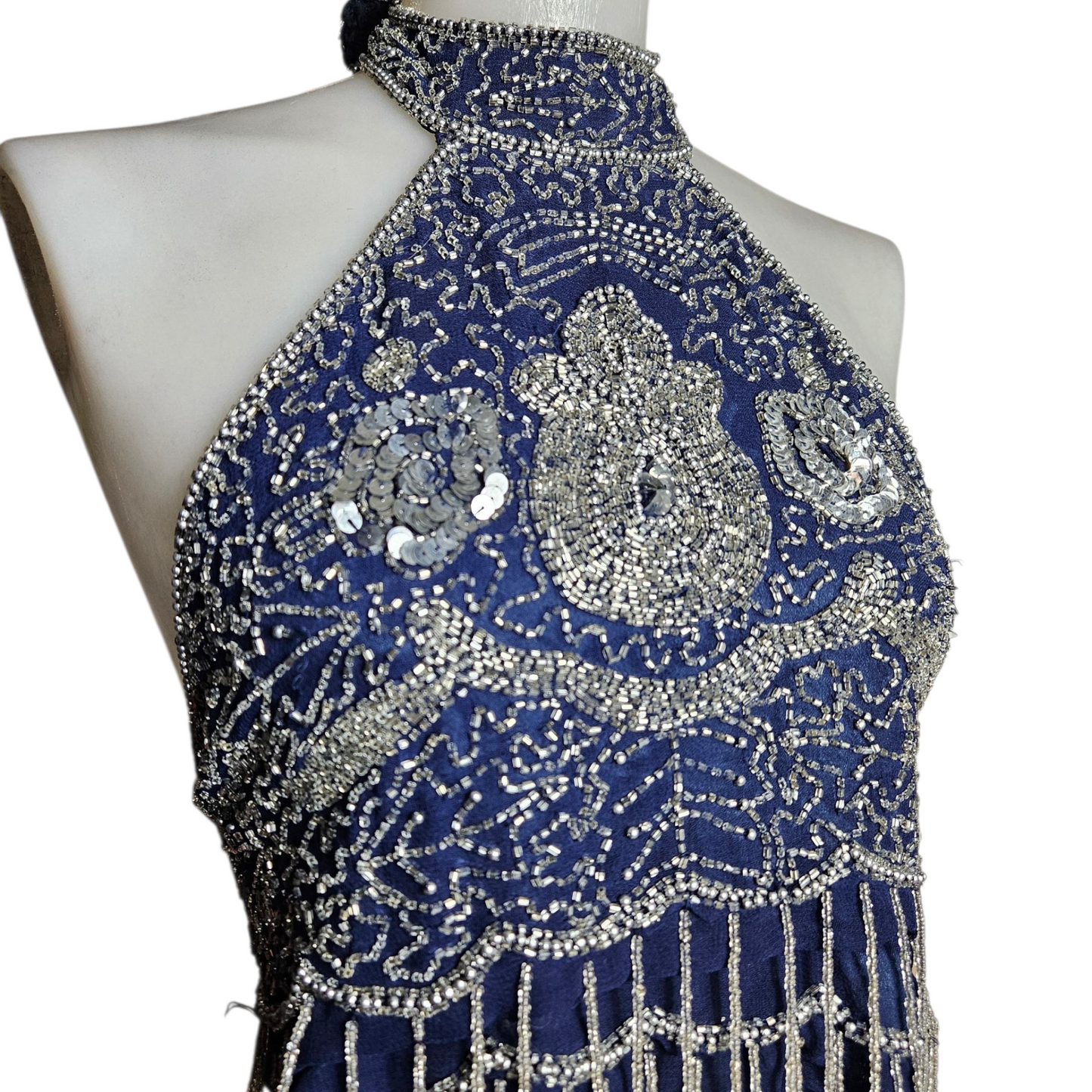 Dos nu bleu brodé de perles et sequins argentés