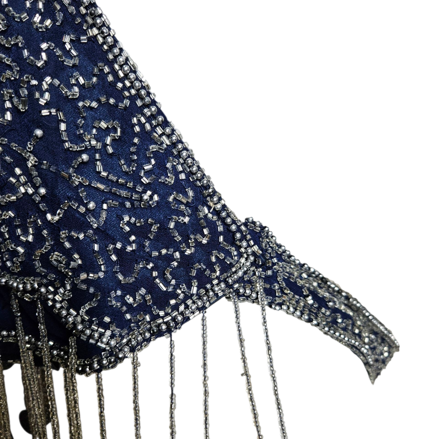 Dos nu bleu brodé de perles et sequins argentés