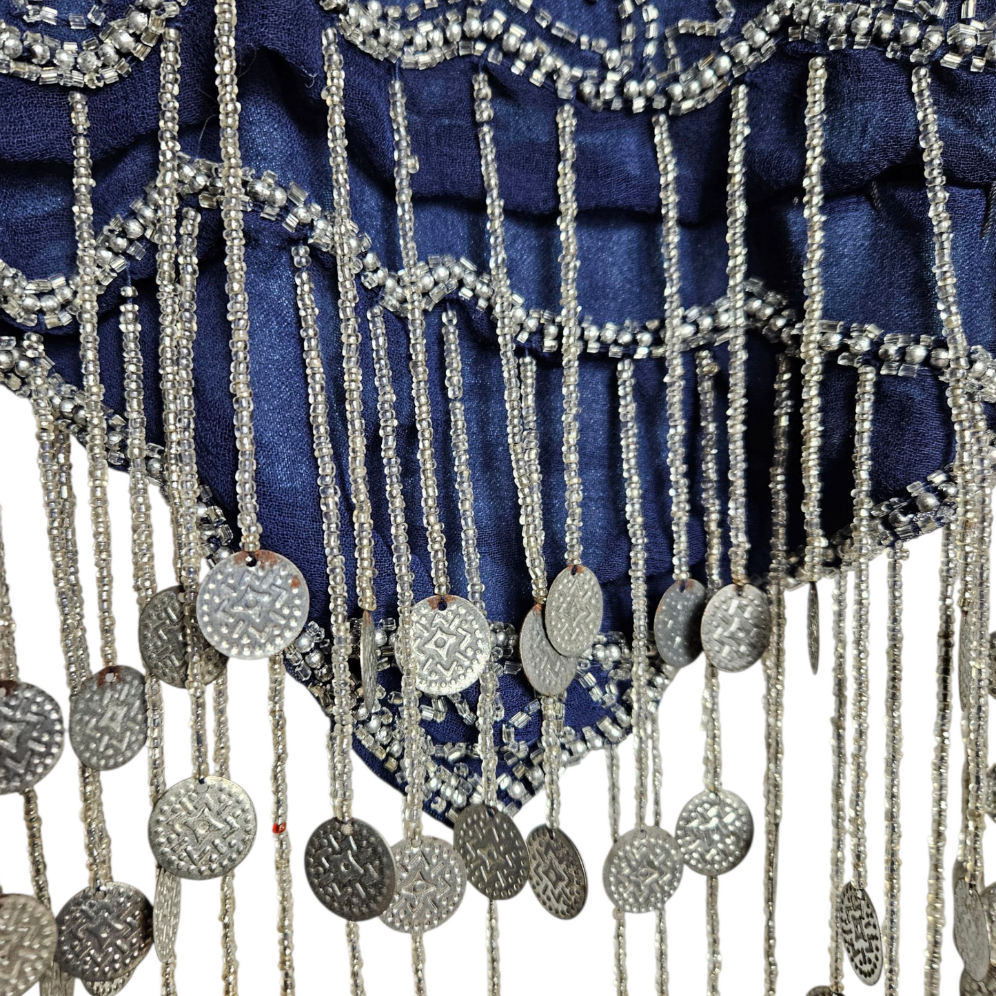 Dos nu bleu brodé de perles et sequins argentés
