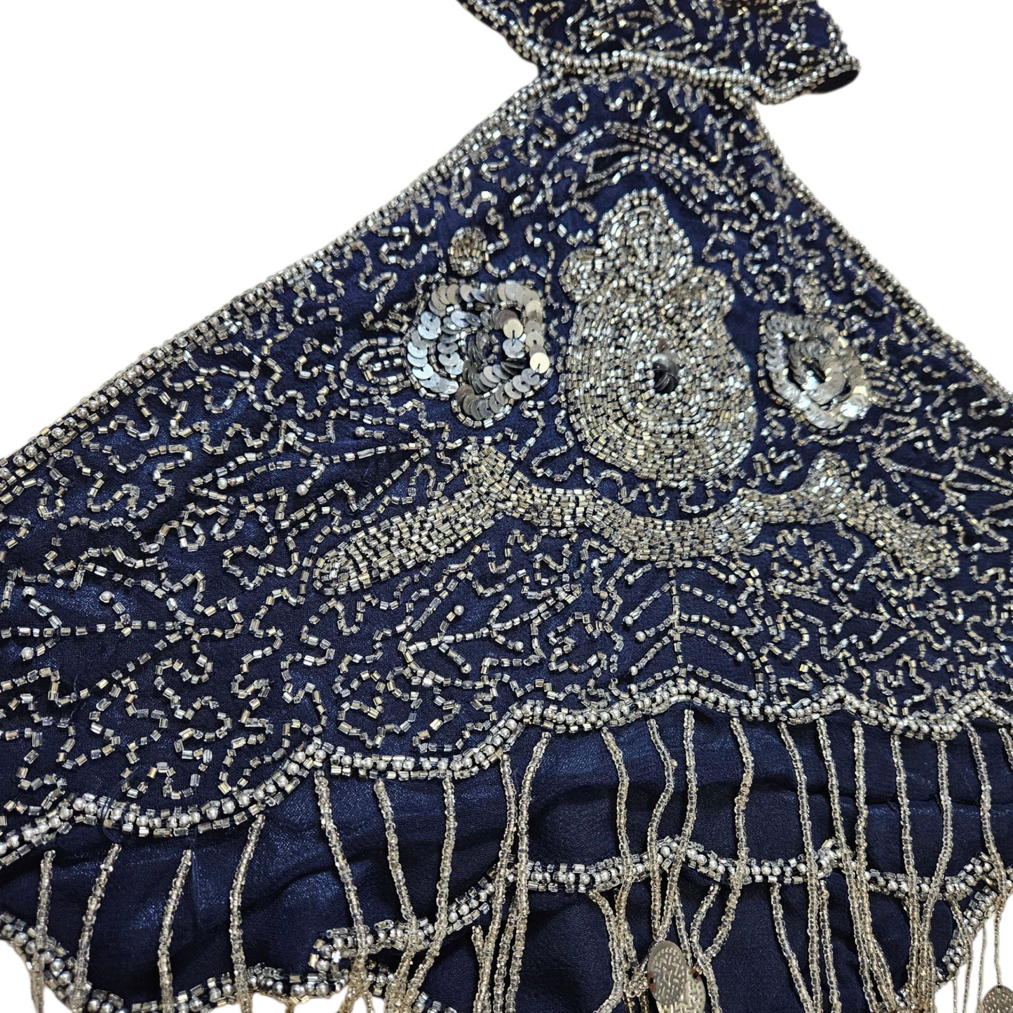Dos nu bleu brodé de perles et sequins argentés