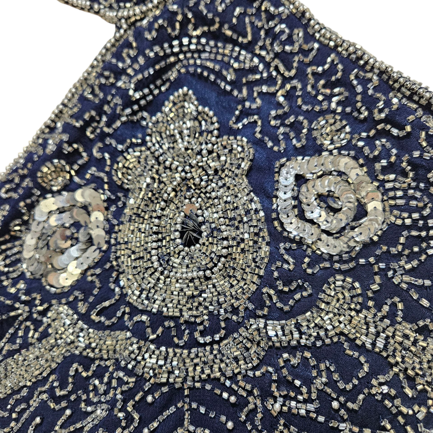 Dos nu bleu brodé de perles et sequins argentés
