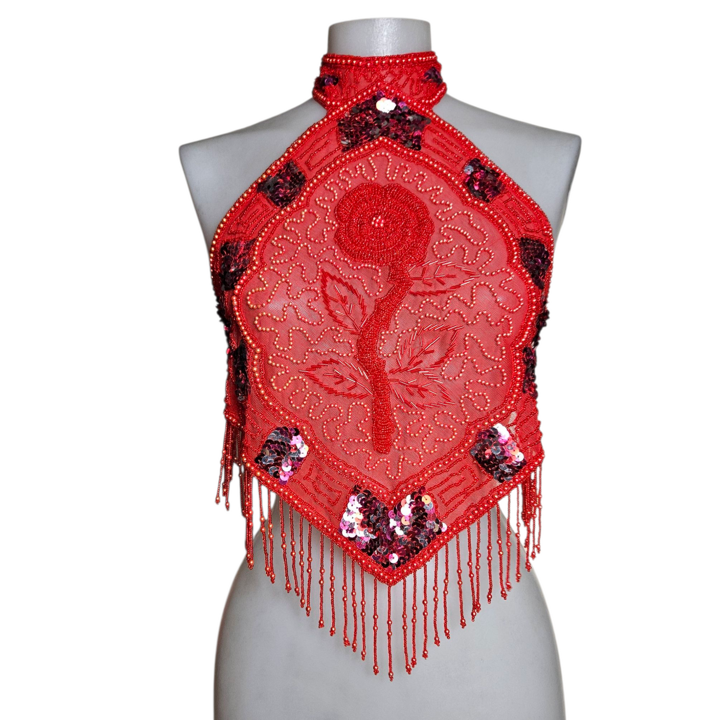 Dos nu en voile rouge brodé de perles et sequins