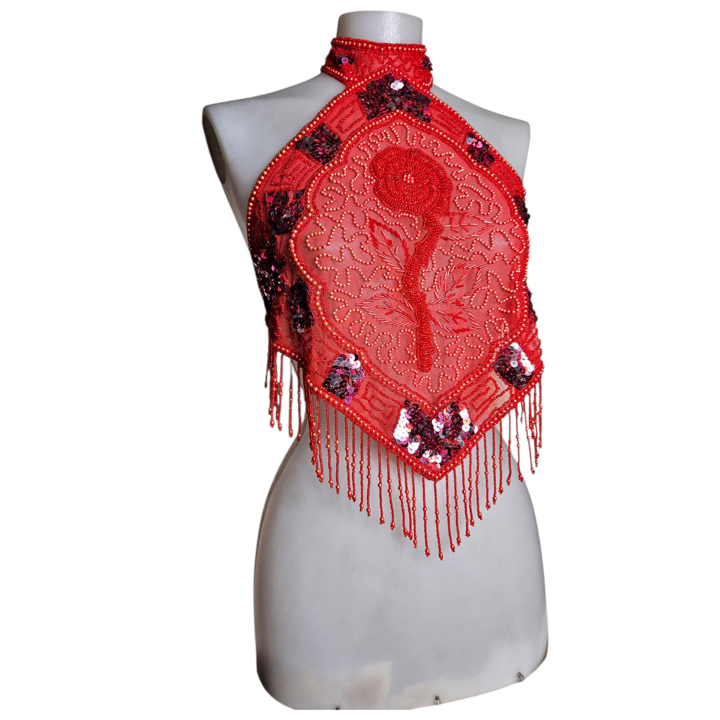 Dos nu en voile rouge brodé de perles et sequins