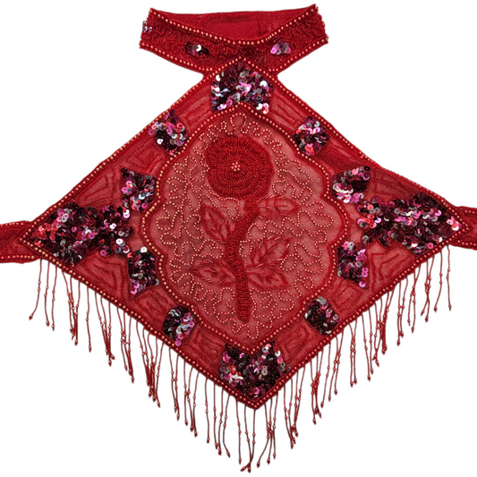 Dos nu en voile rouge brodé de perles et sequins