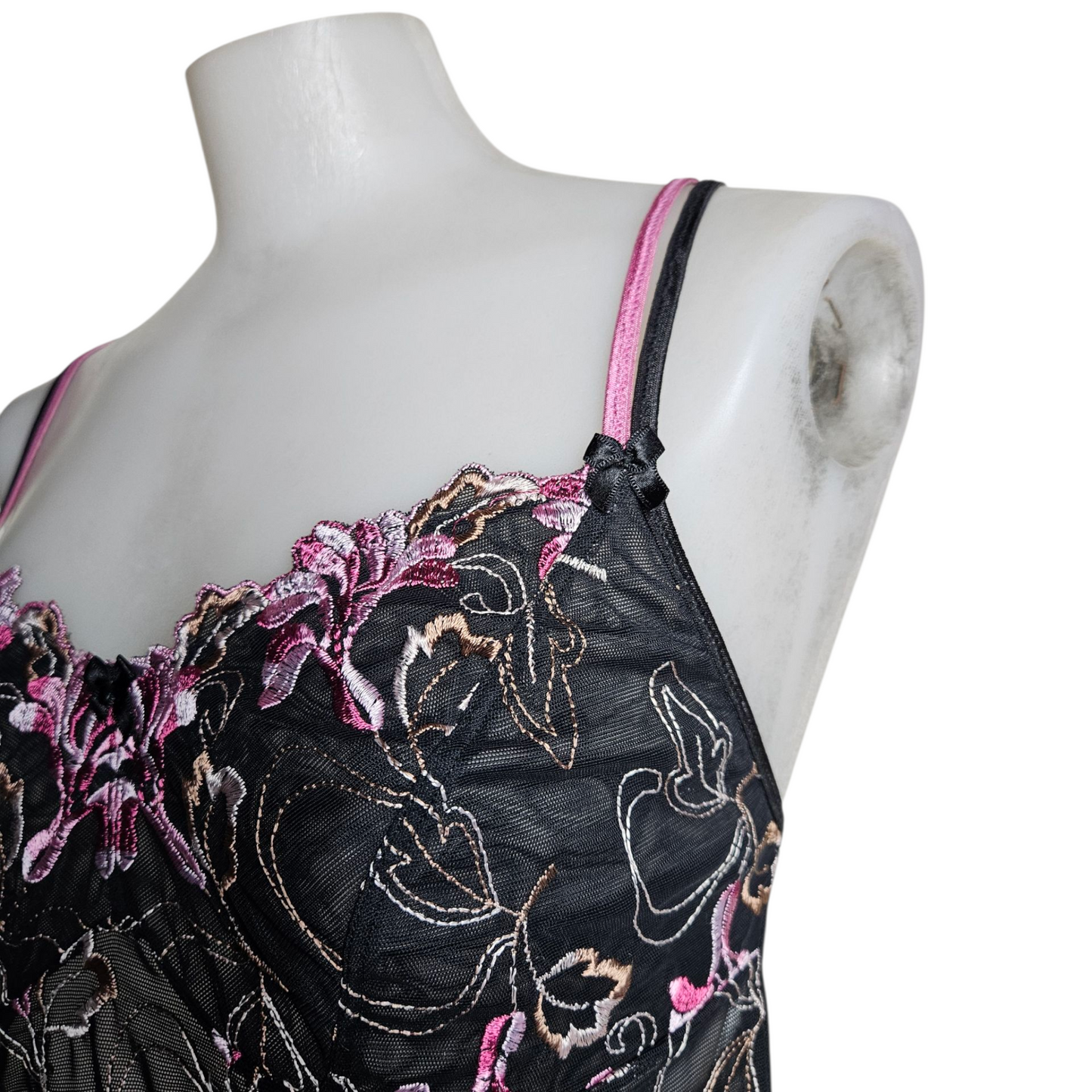 Haut en voile noir brodé de fleurs