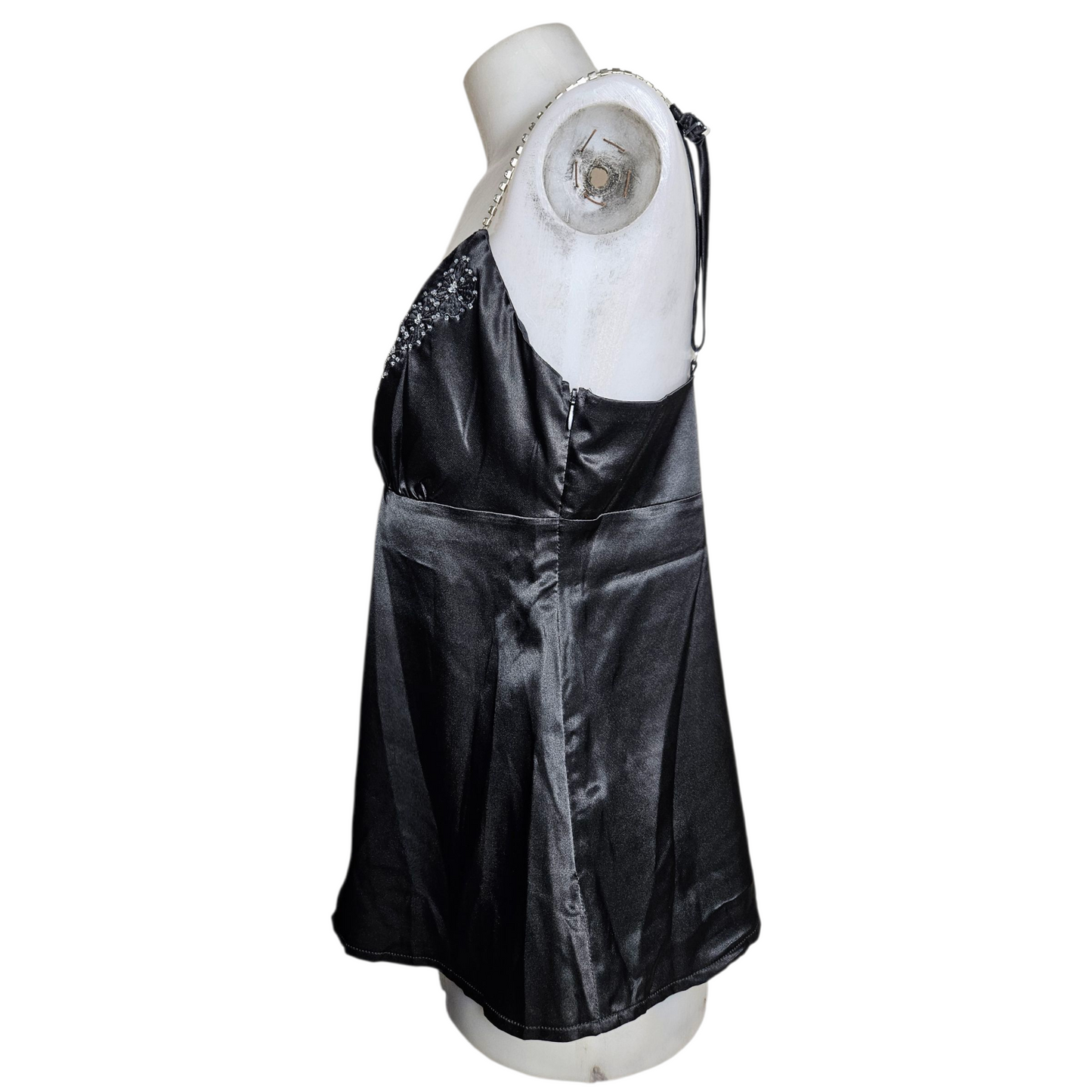 Haut satiné noir avec de légères broderies