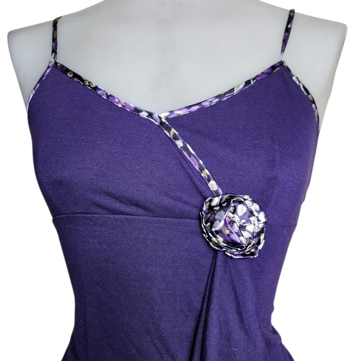 Haut violet detail fleurs