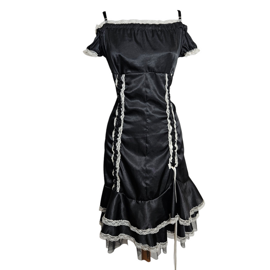 Robe satinée noire à laçage blanc