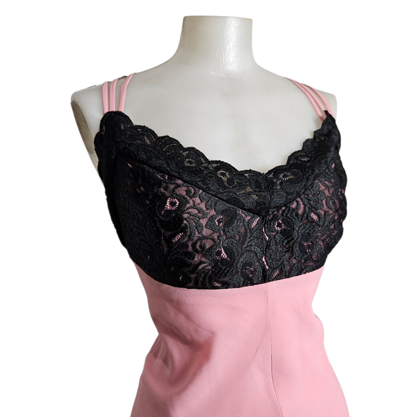 Maxi robe dos nu rose détails dentelle noire