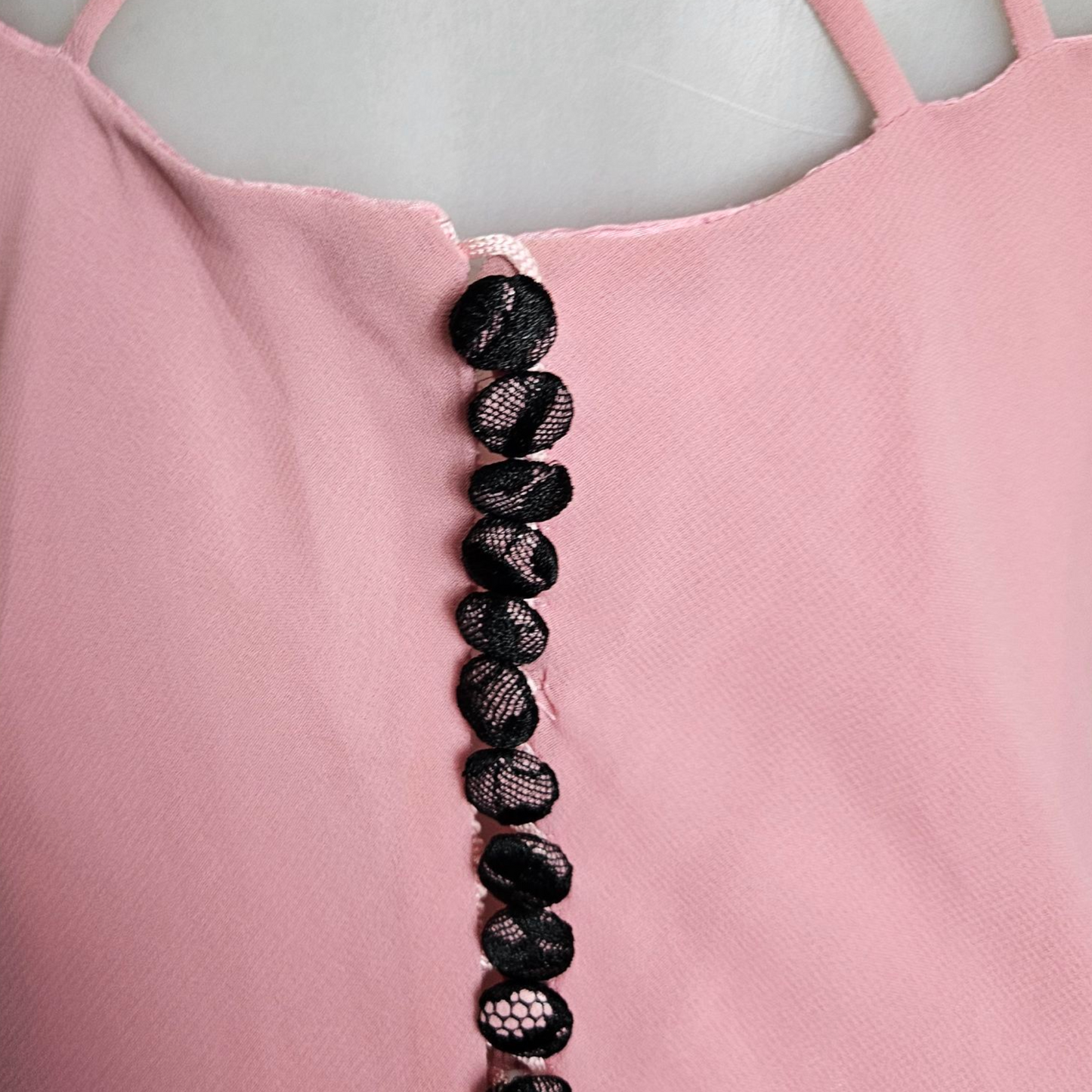 Maxi robe dos nu rose détails dentelle noire