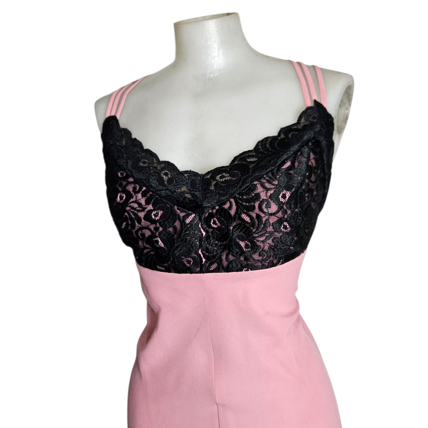 Maxi robe dos nu rose détails dentelle noire