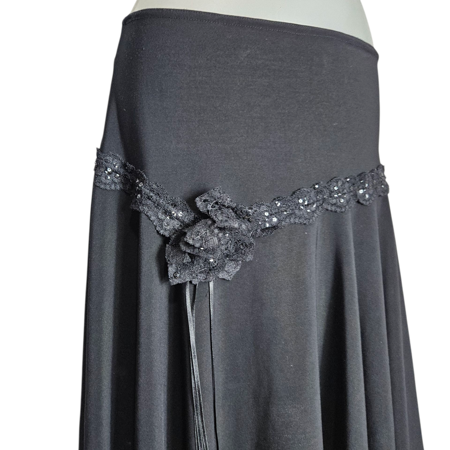 Jupe asymétrique détails fleurs