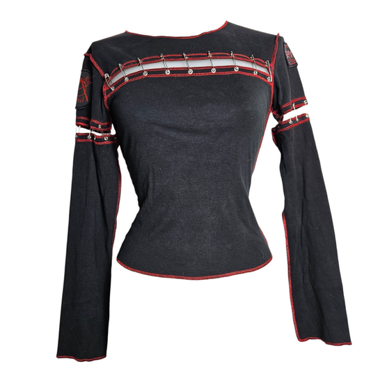 Haut avec épingles à nourrice