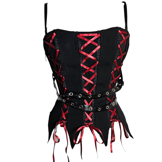 Haut asymétrique à lacets rouge