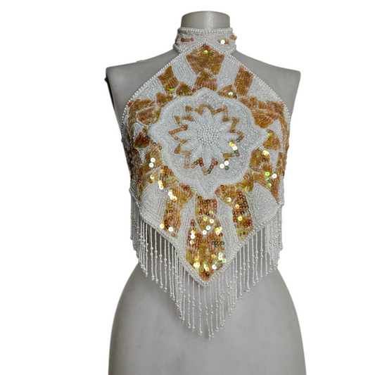 Espalda abierta bordada en blanco y dorado.