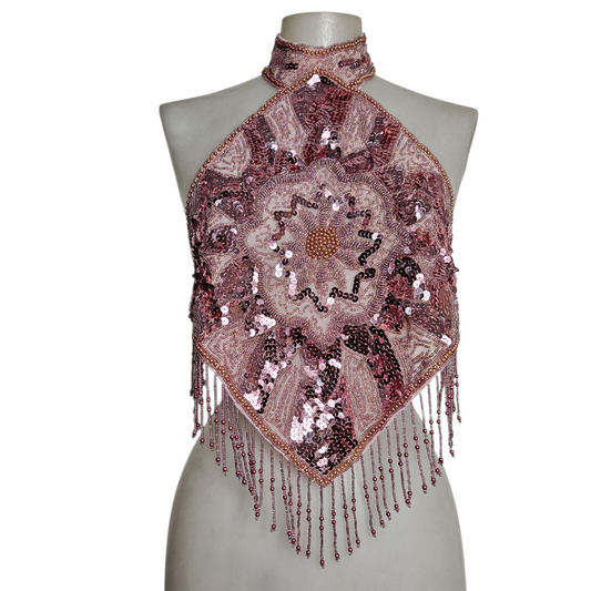 Espalda abierta bordada con lentejuelas rosas.