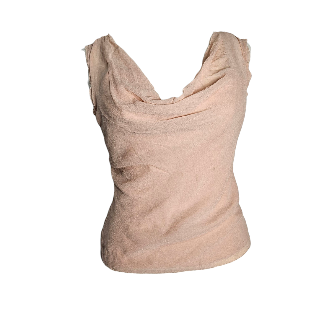 Top vintage rose poudré semi-transparent à col drapé présenté de face sur mannequin.