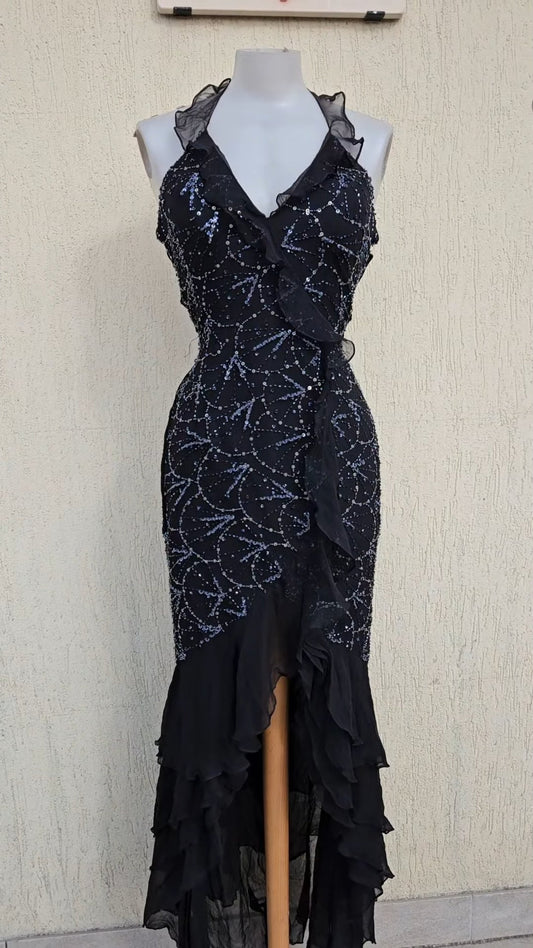 Robe dos nu en soie brodée