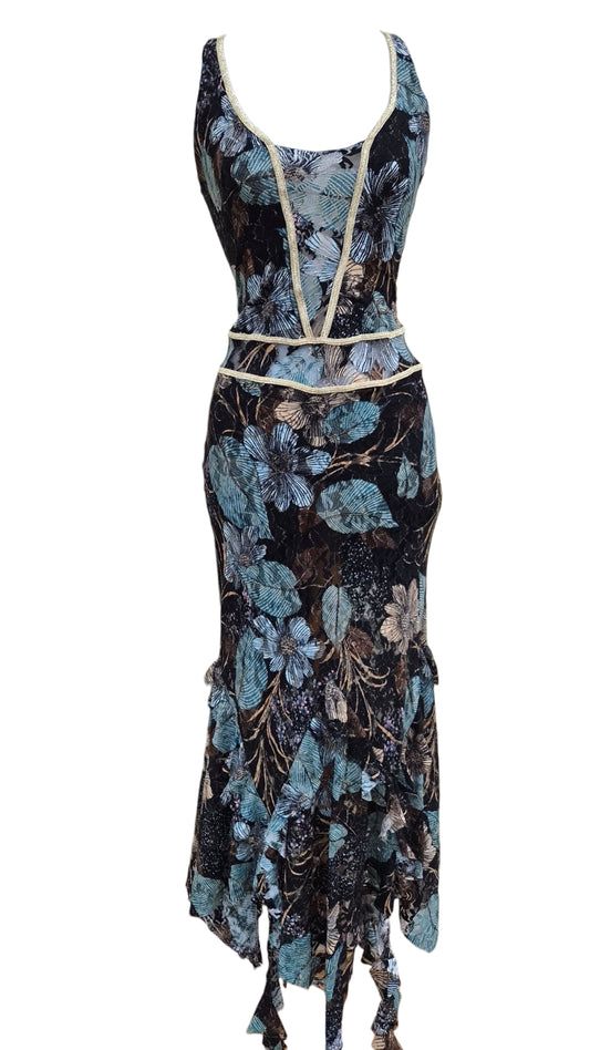 Robe longueasymétrique dos nu avec un système de laçage croisé complet à l'aide d'un cordon de couleur crème, permettant un ajustement personnalisé.