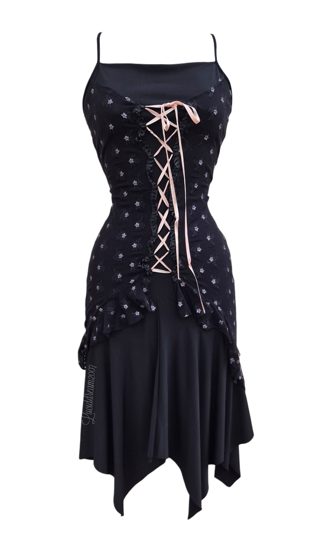 Robe noire détails dentelle et laçage
