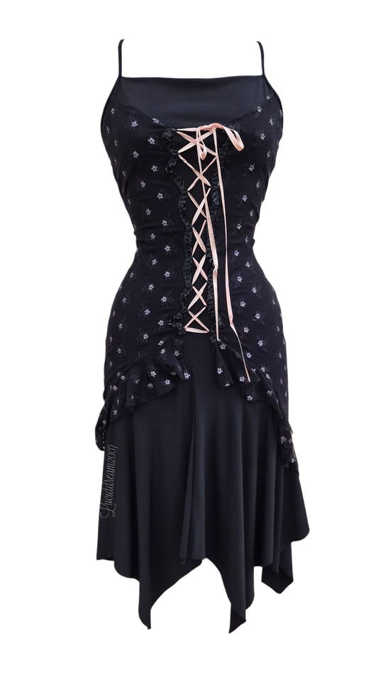 Robe noire détails dentelle et laçage