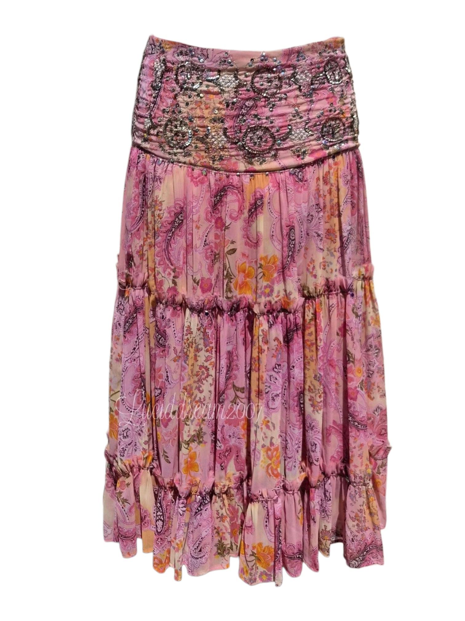 Jupe longue fairycore rose à volants, imprimé floral et paisley vintage. Taille ornée de perles brillantes, style romantique et fluide. Pièce unique pour un look chic.