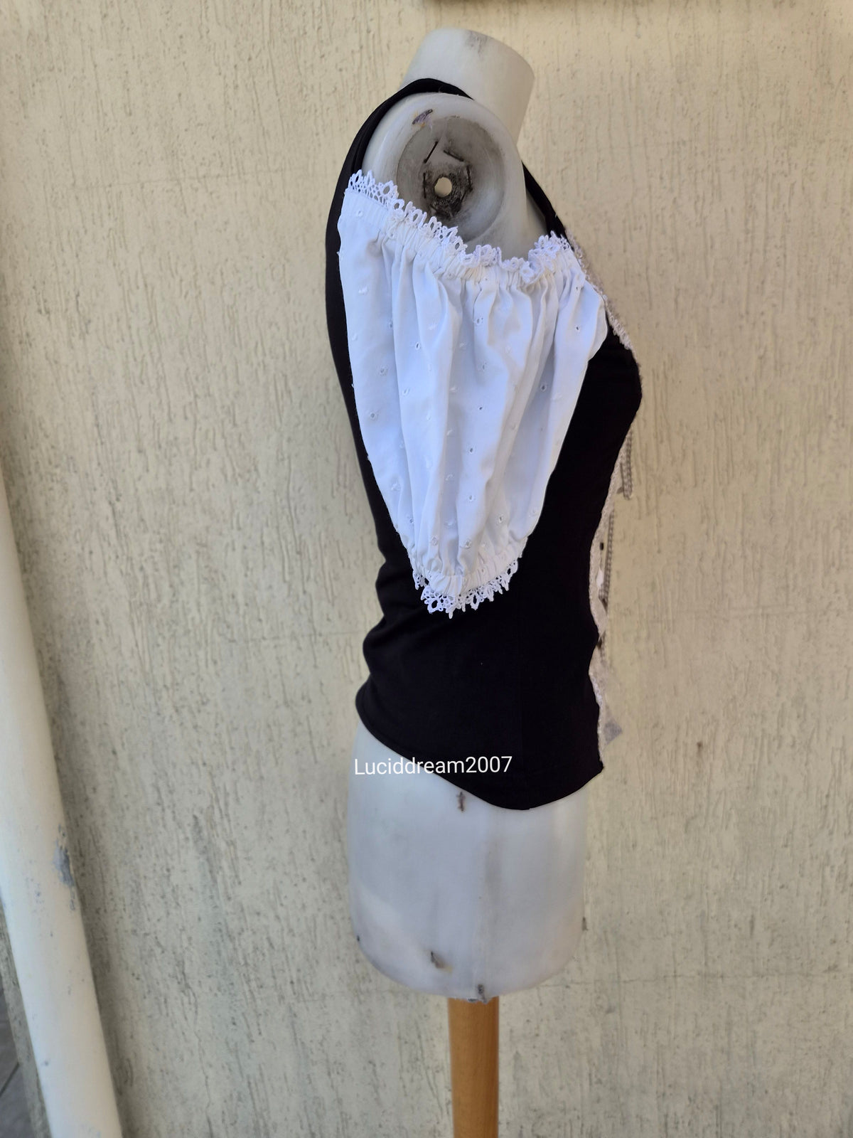 Haut laçage et manches bouffantes