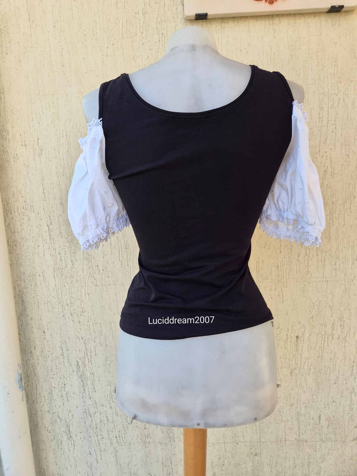 Haut laçage et manches bouffantes