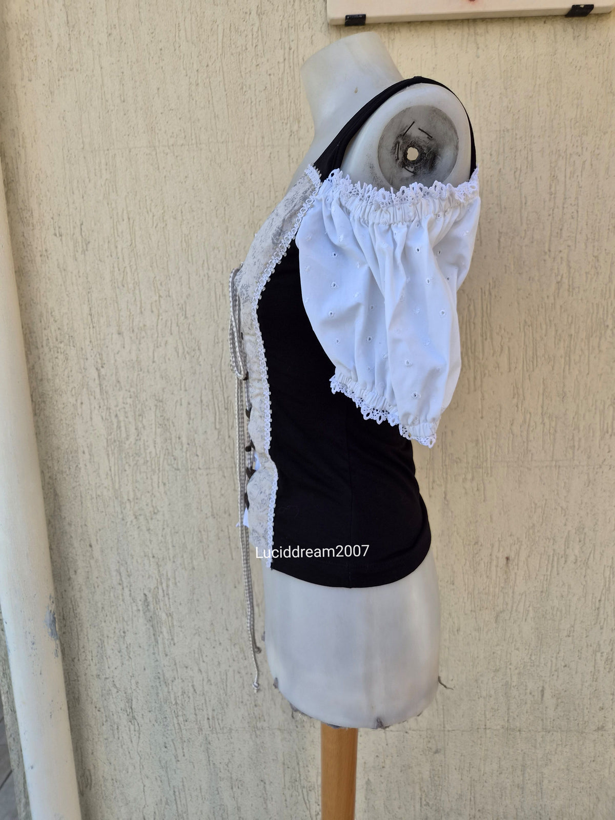 Haut laçage et manches bouffantes