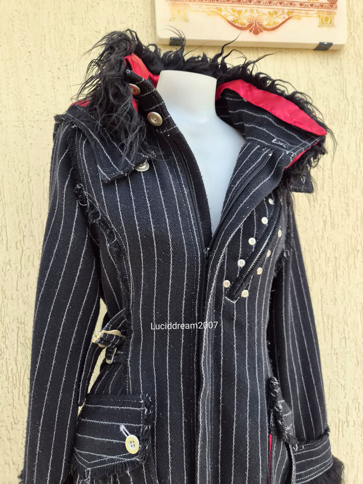 Manteau rayé à sangles