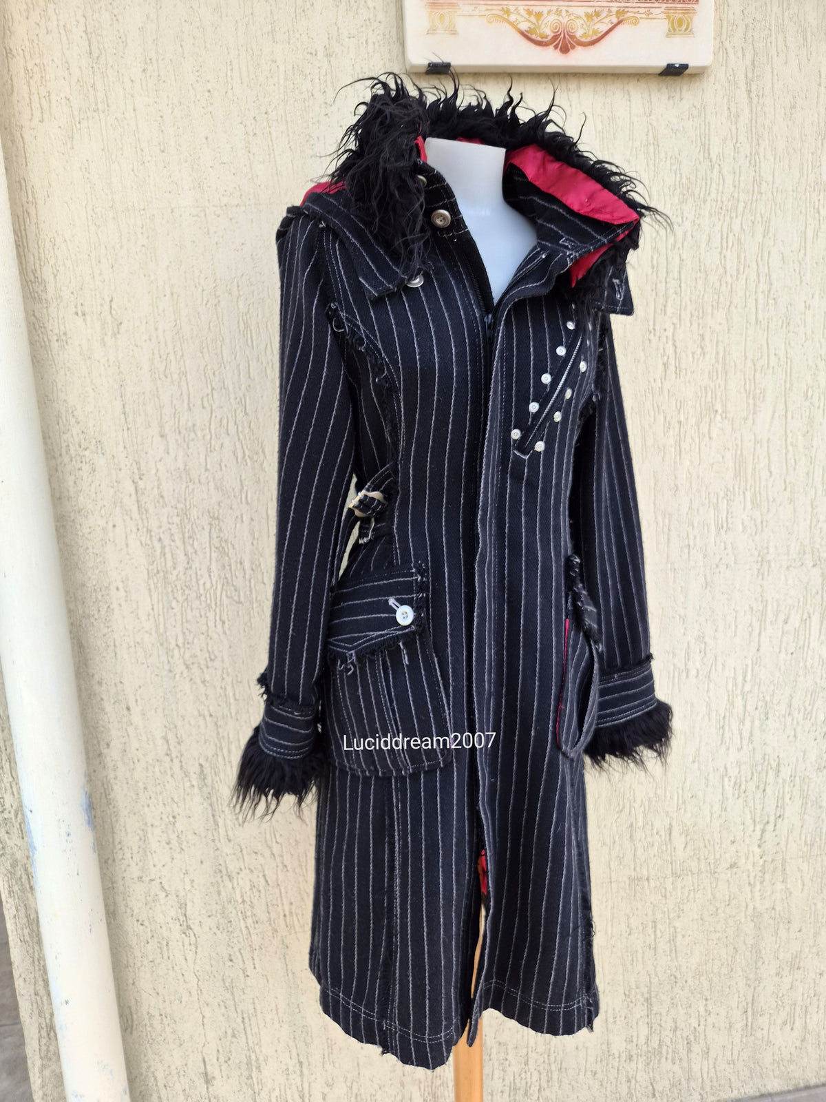 Manteau rayé à sangles
