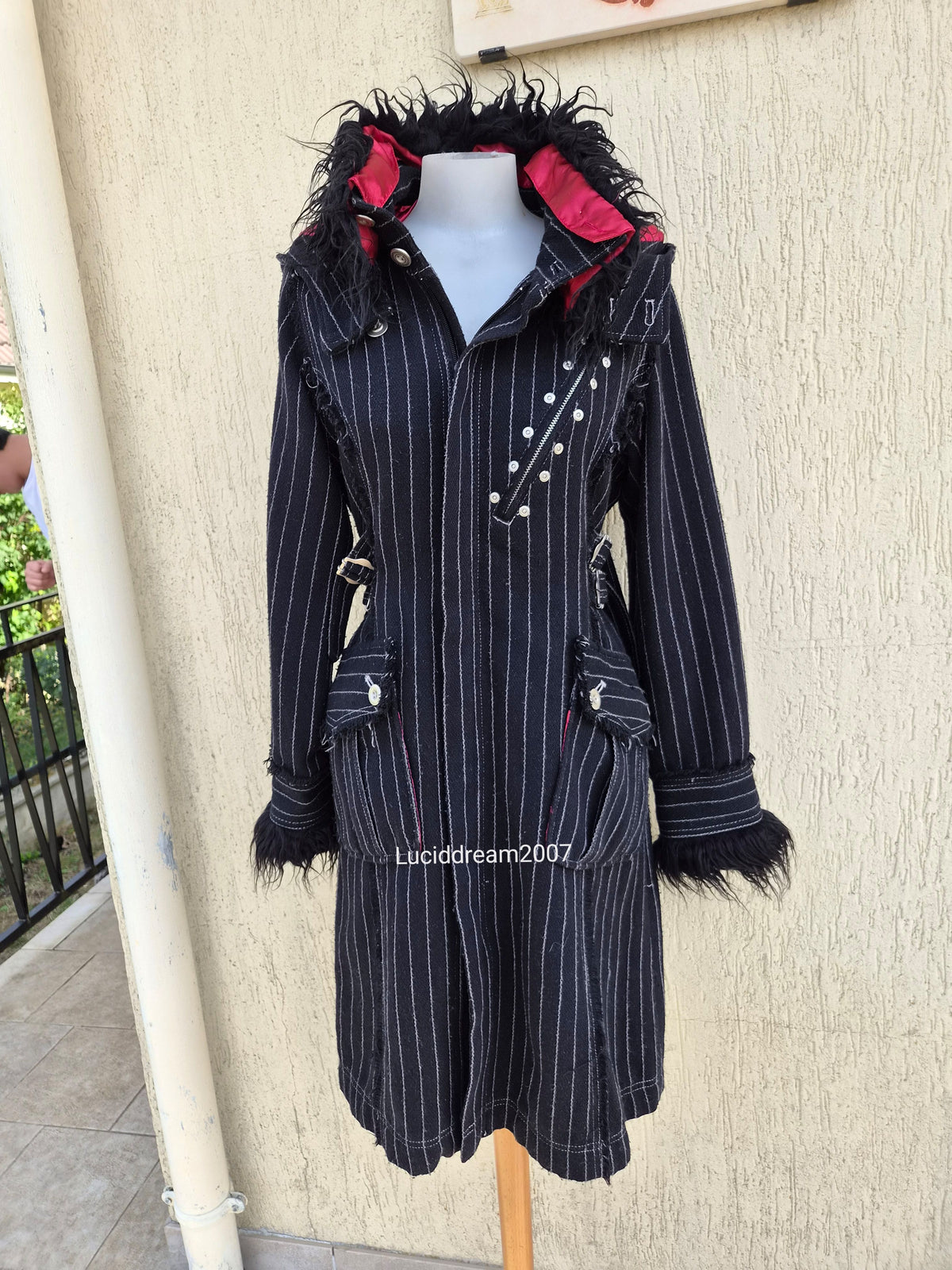 Manteau rayé à sangles