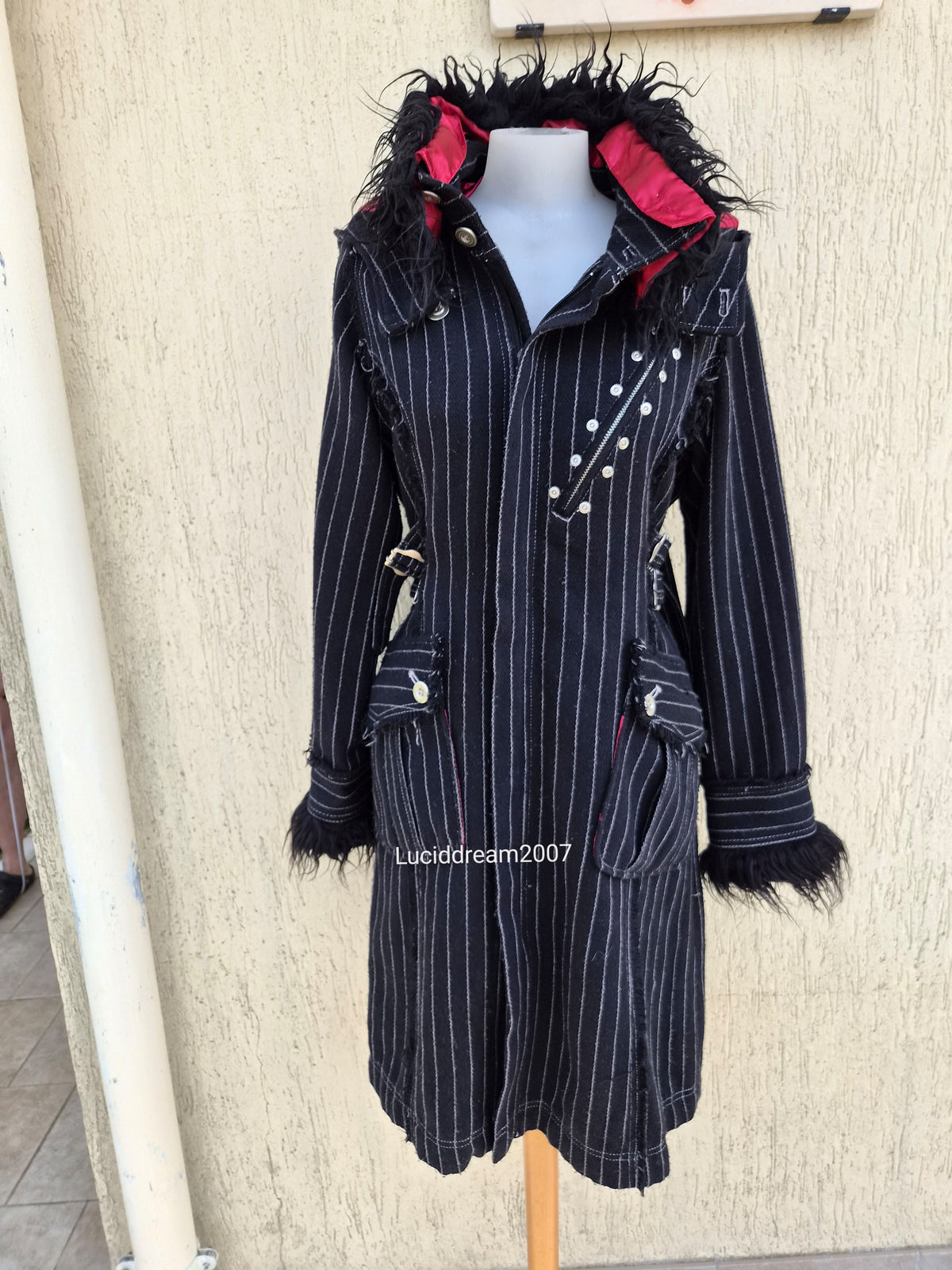 Manteau rayé à sangles