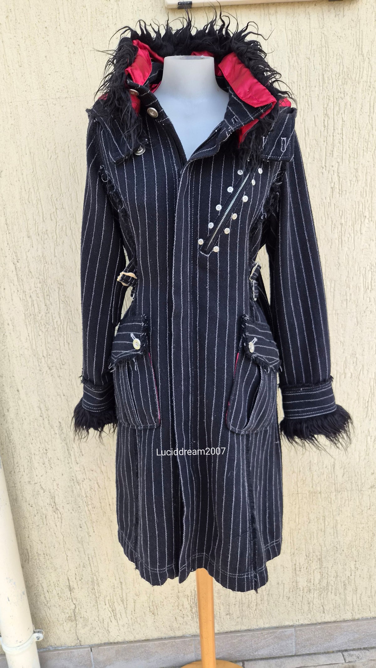 Manteau rayé à sangles