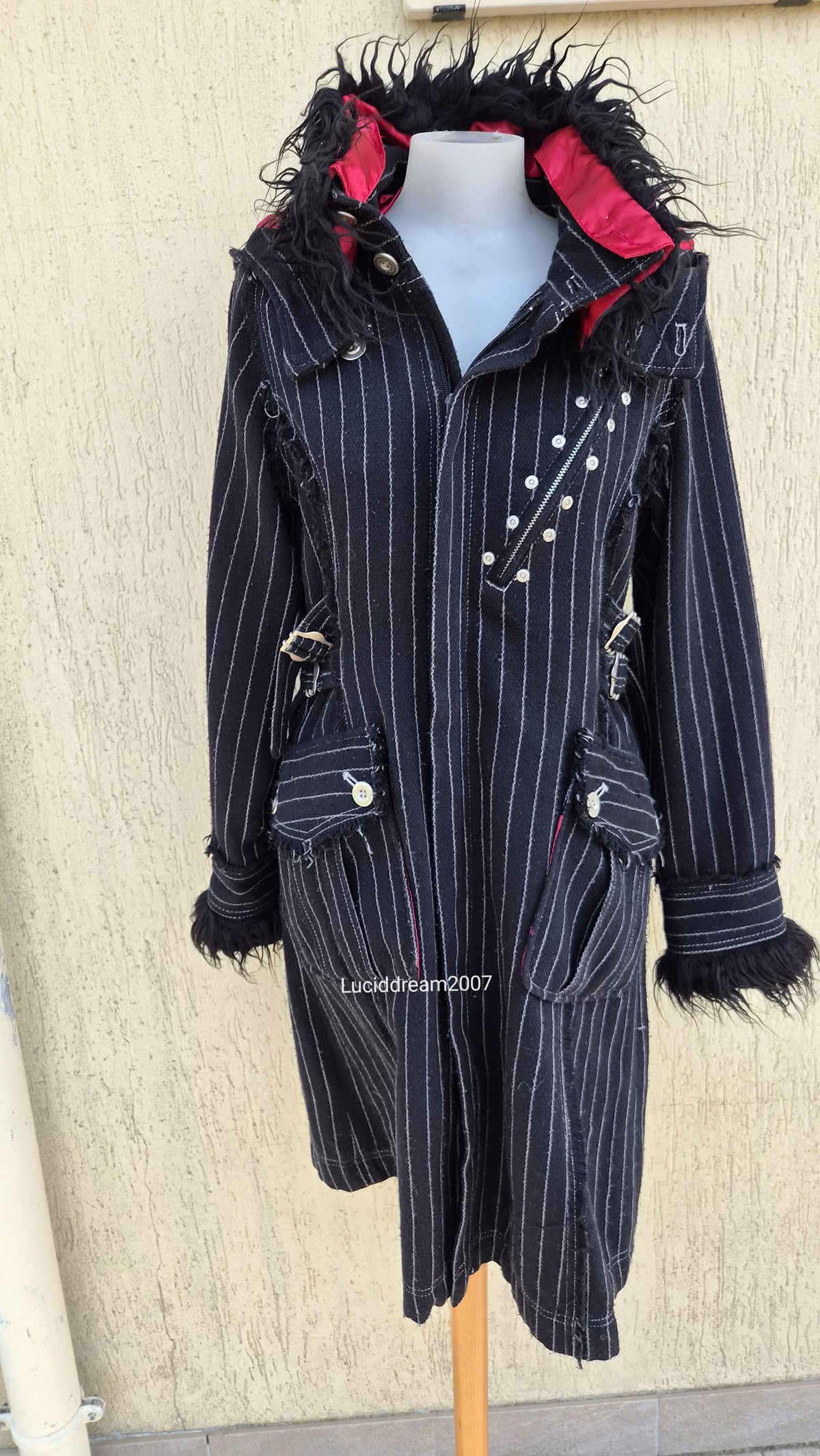 Manteau rayé à sangles