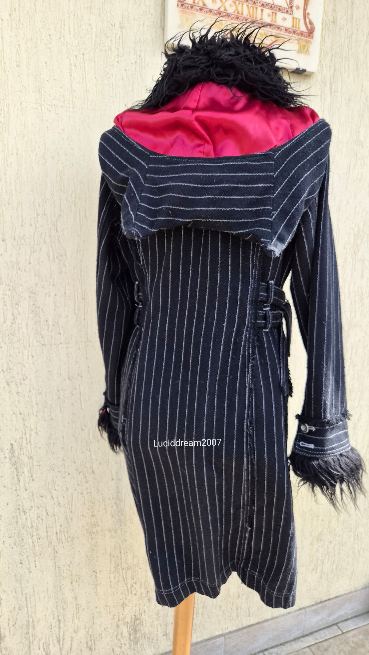Manteau rayé à sangles