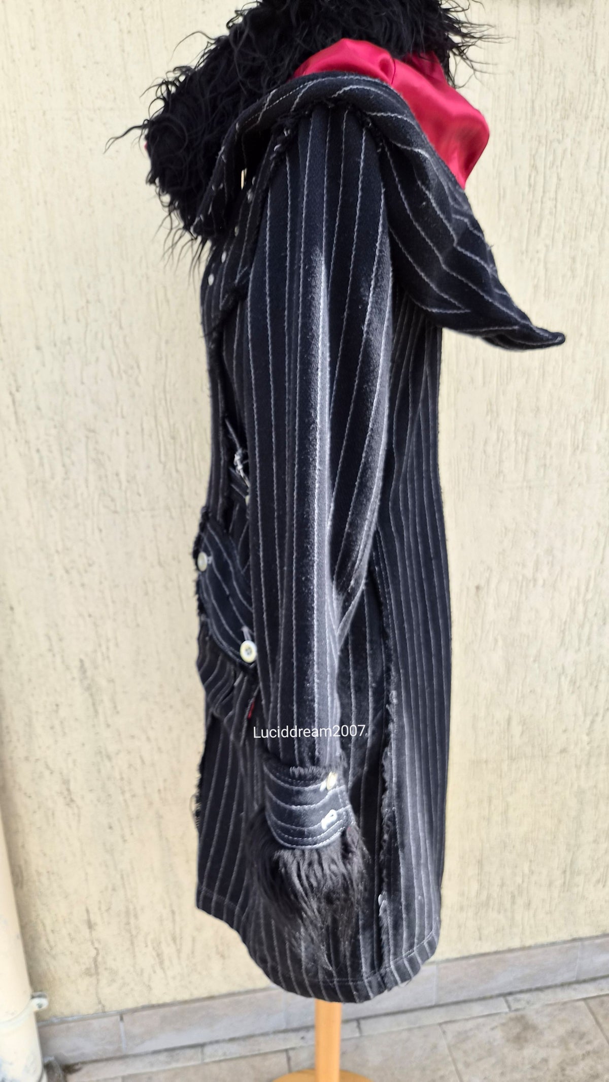 Manteau rayé à sangles