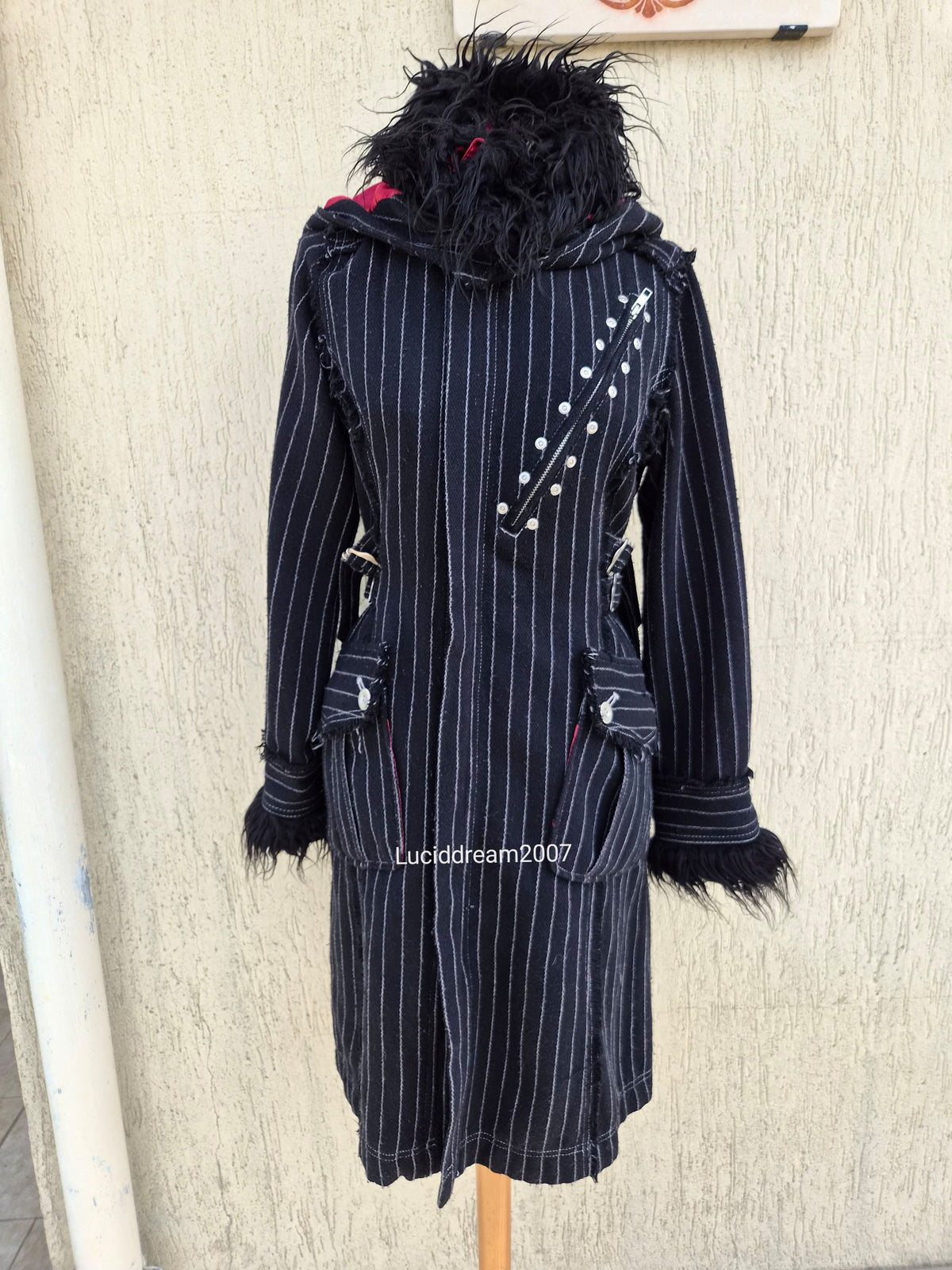 Manteau rayé à sangles