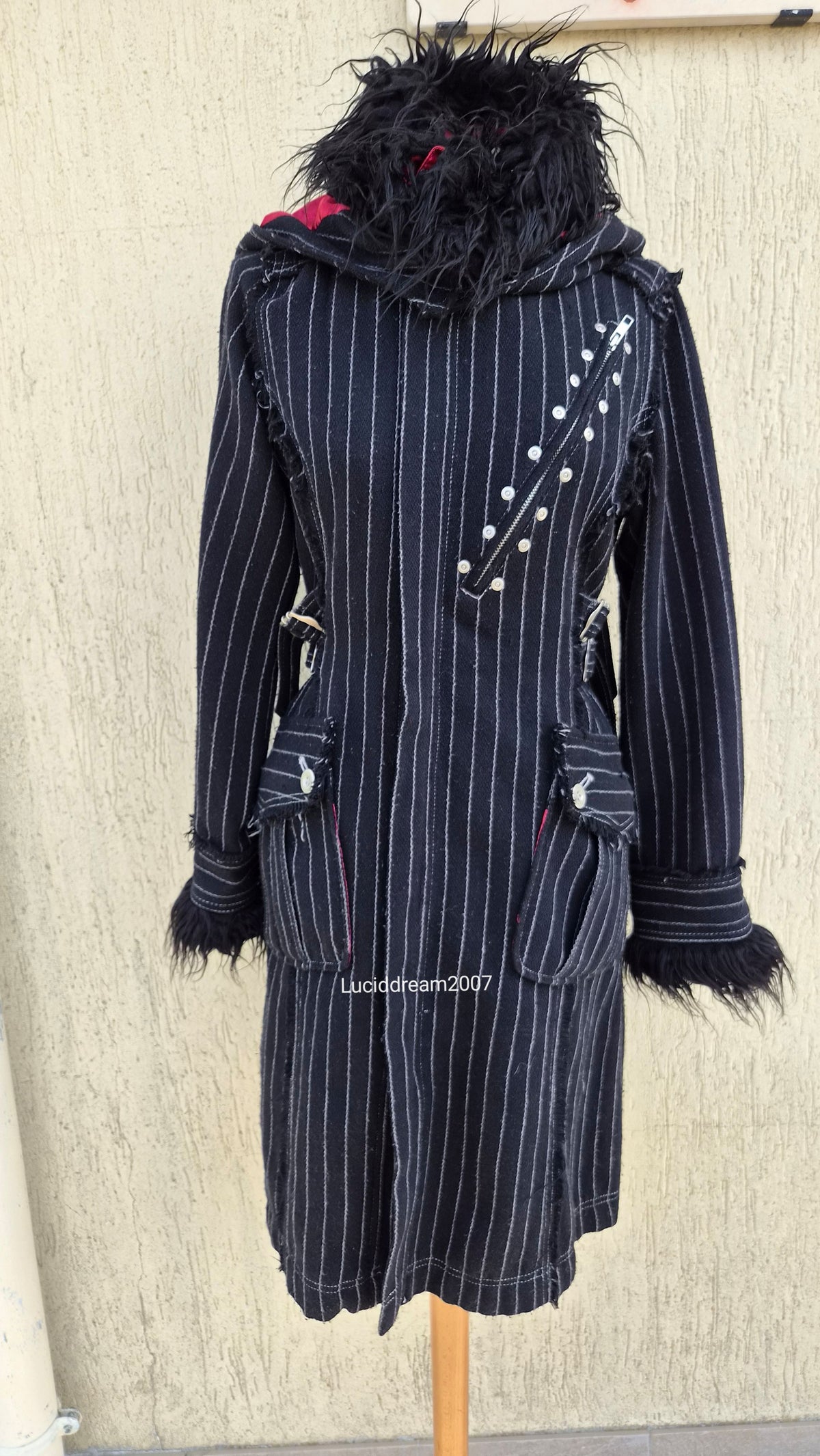 Manteau rayé à sangles