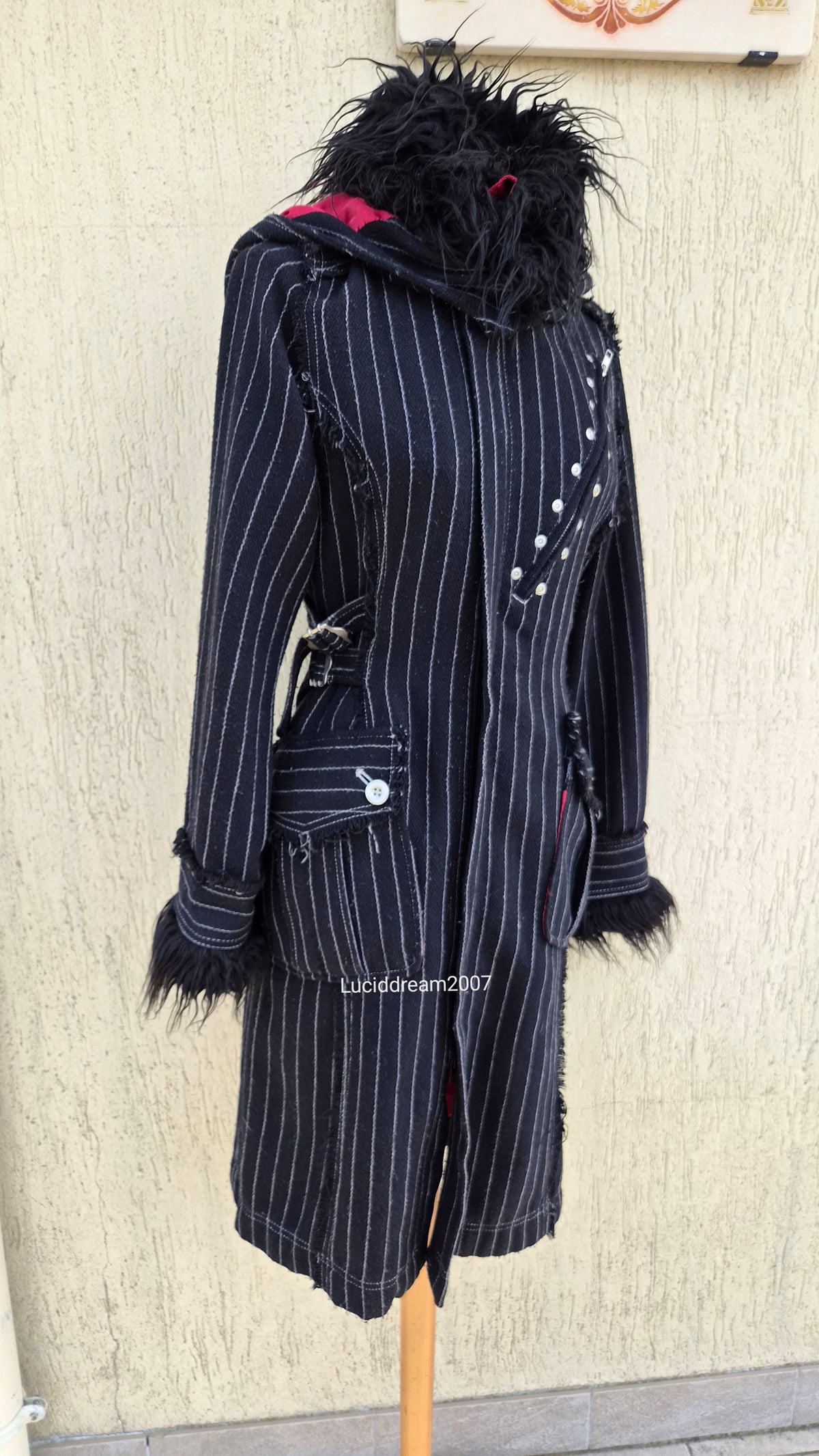 Manteau rayé à sangles