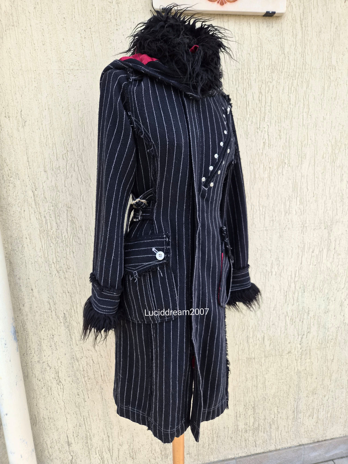 Manteau rayé à sangles