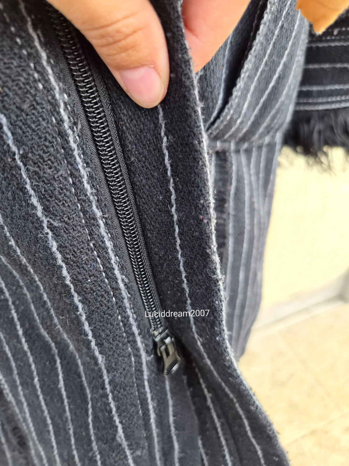 Manteau rayé à sangles