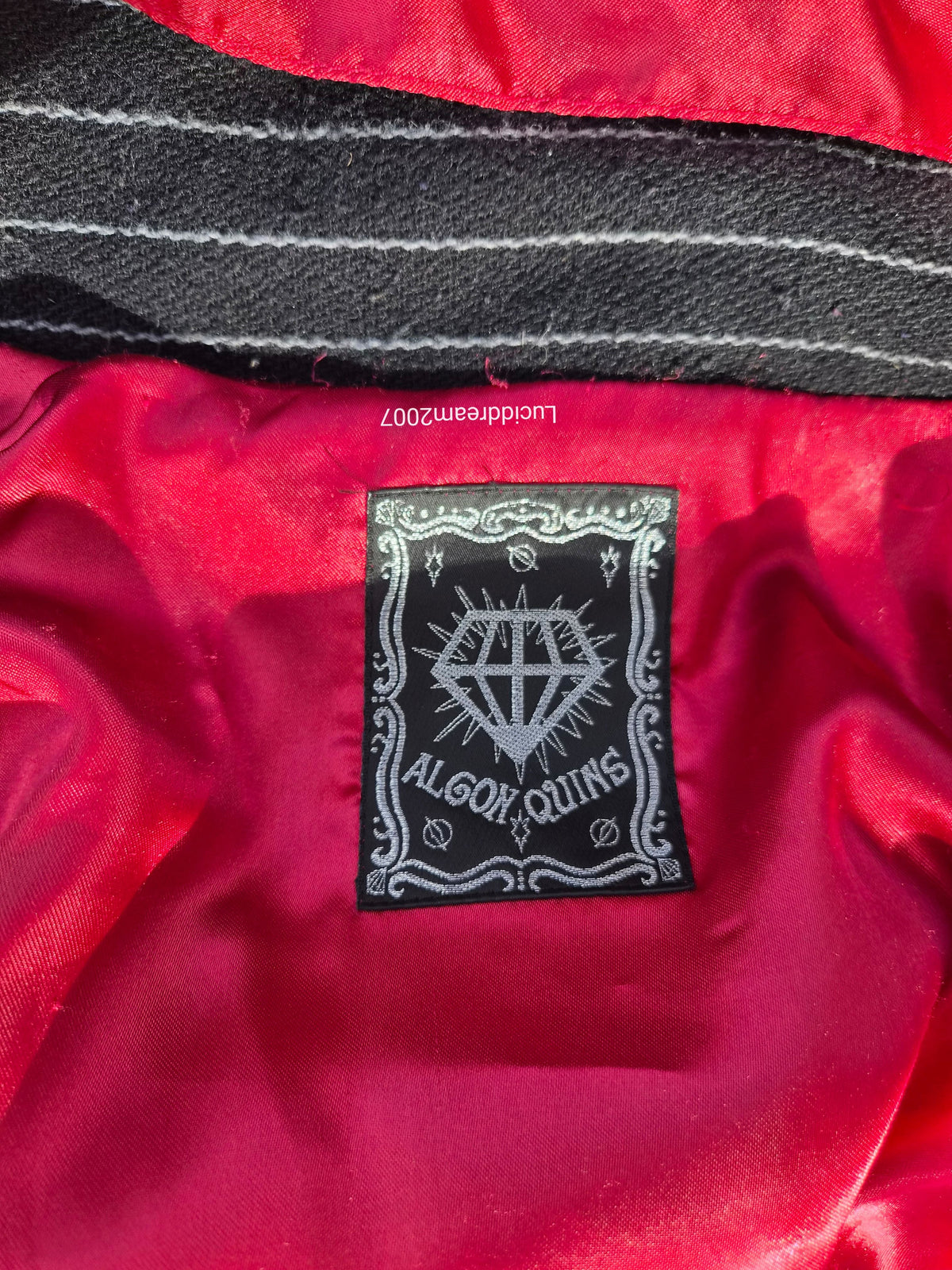 Manteau rayé à sangles
