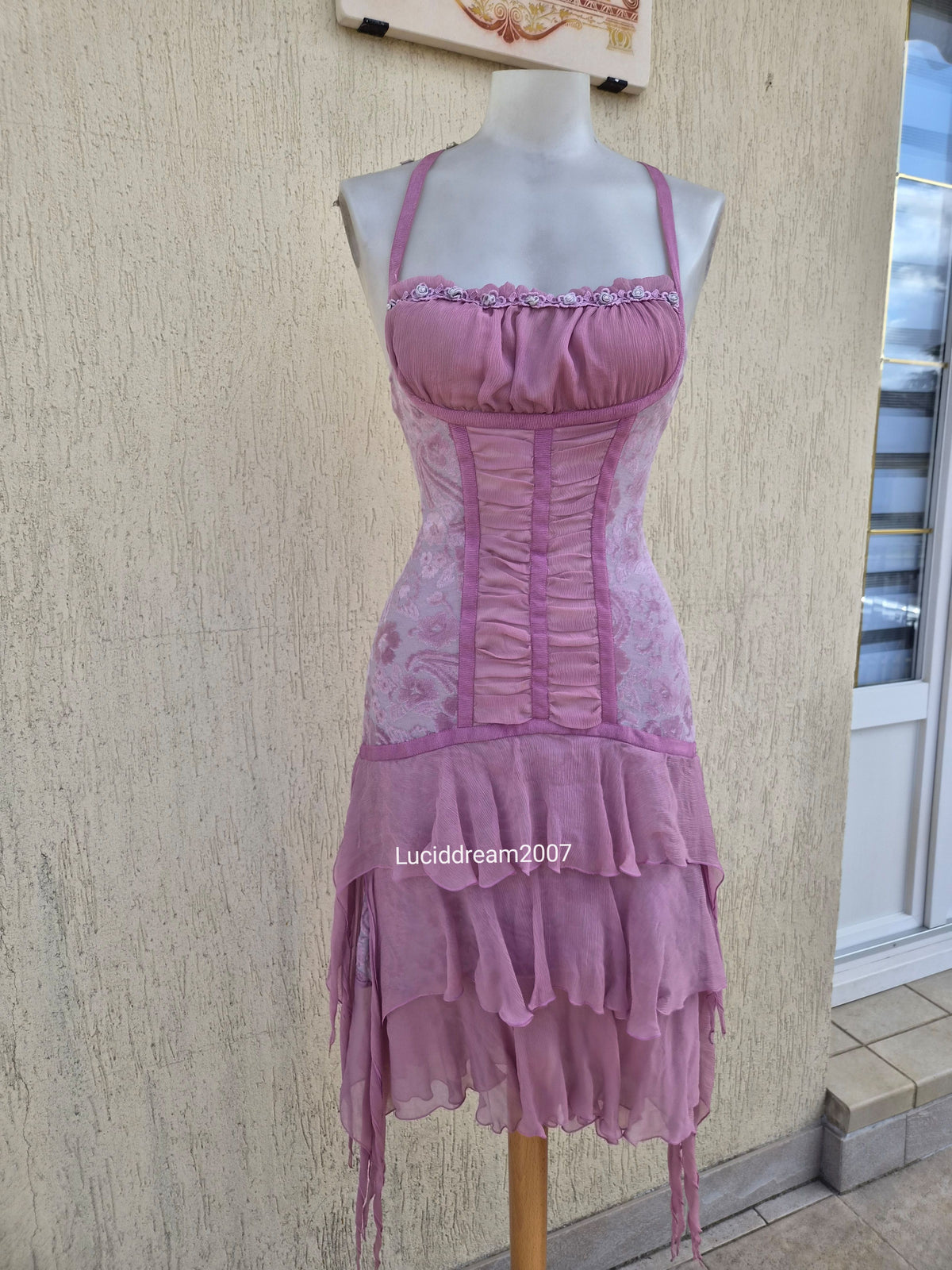 Robe en soie rose à volants