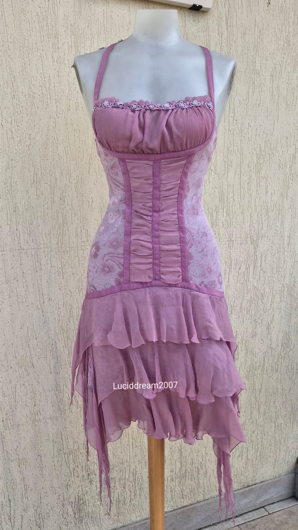 Robe en soie rose à volants